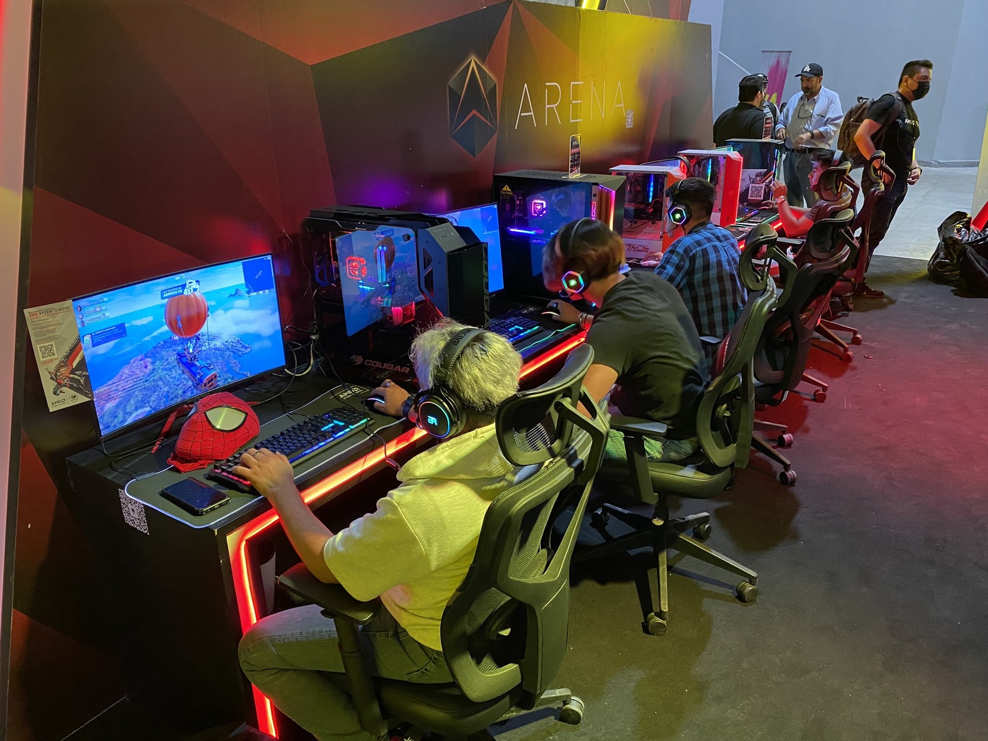 Jugadores en estaciones de PC de Arena