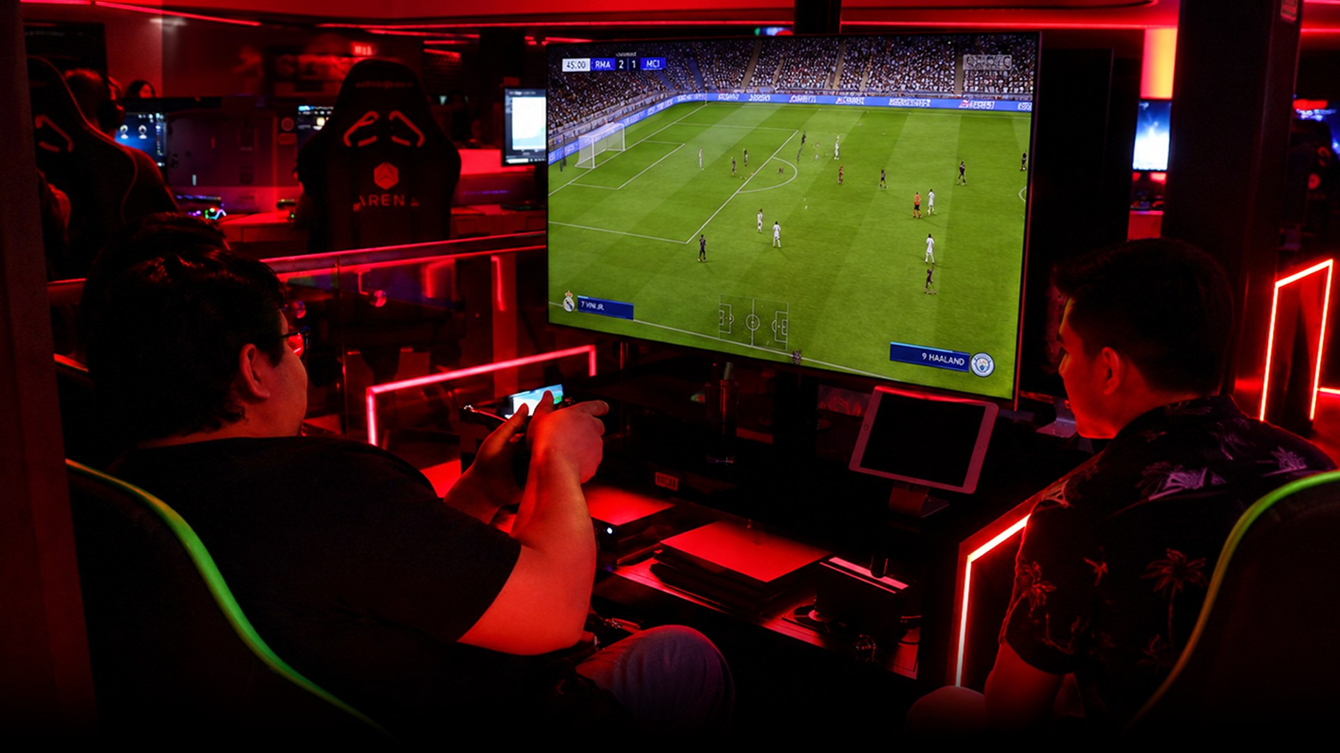 Una partida de fútbol en las estaciones de Arena