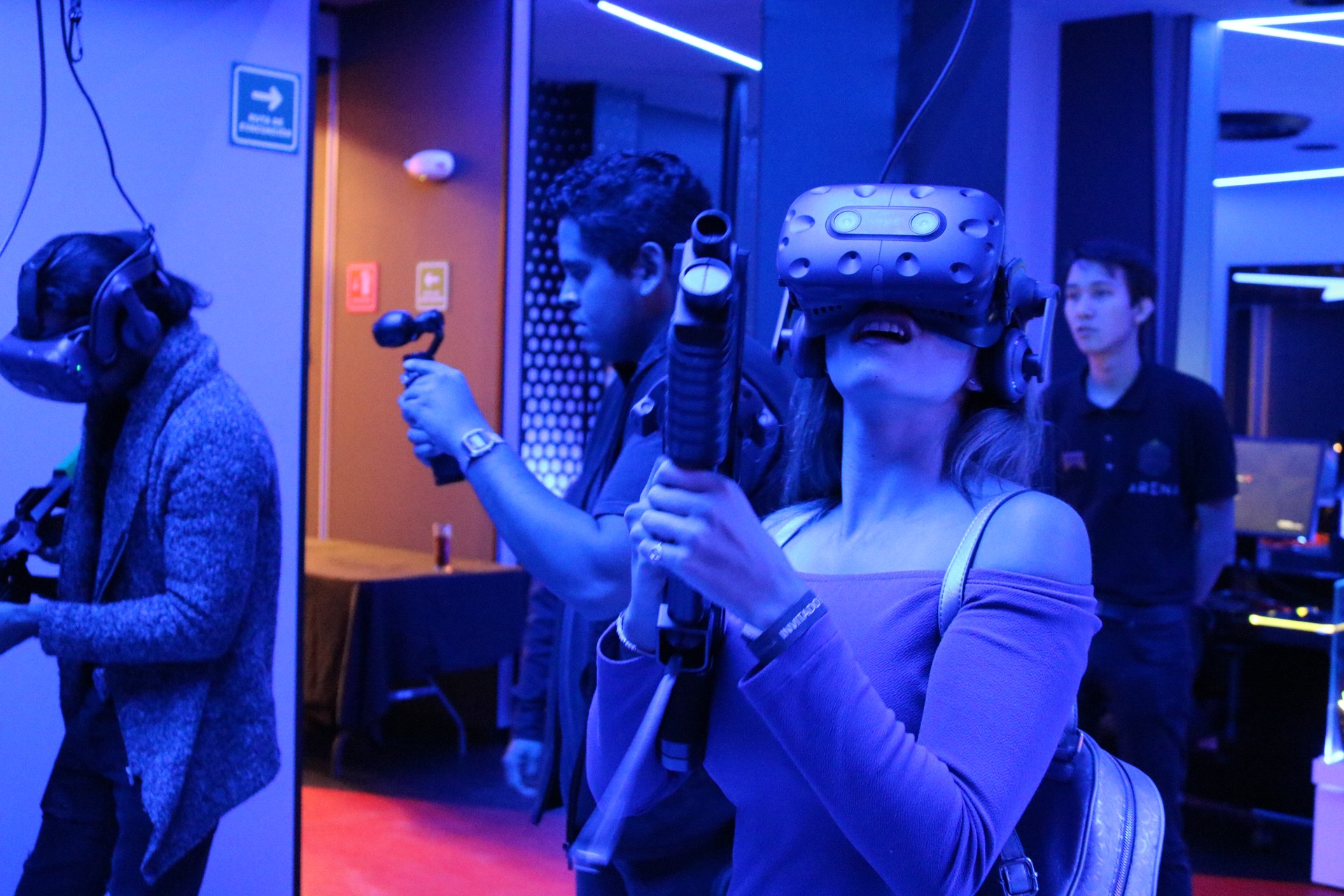 Una persona participa en una experiencia de realidad virtual en Arena