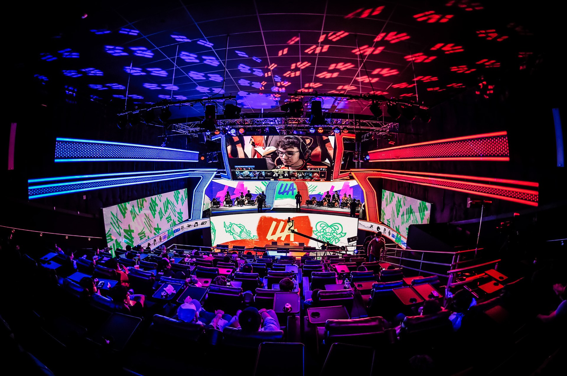 Escenario de la LLA con público en Arena Artz